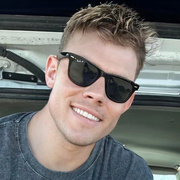 Michael Block, 32, Сиэтл